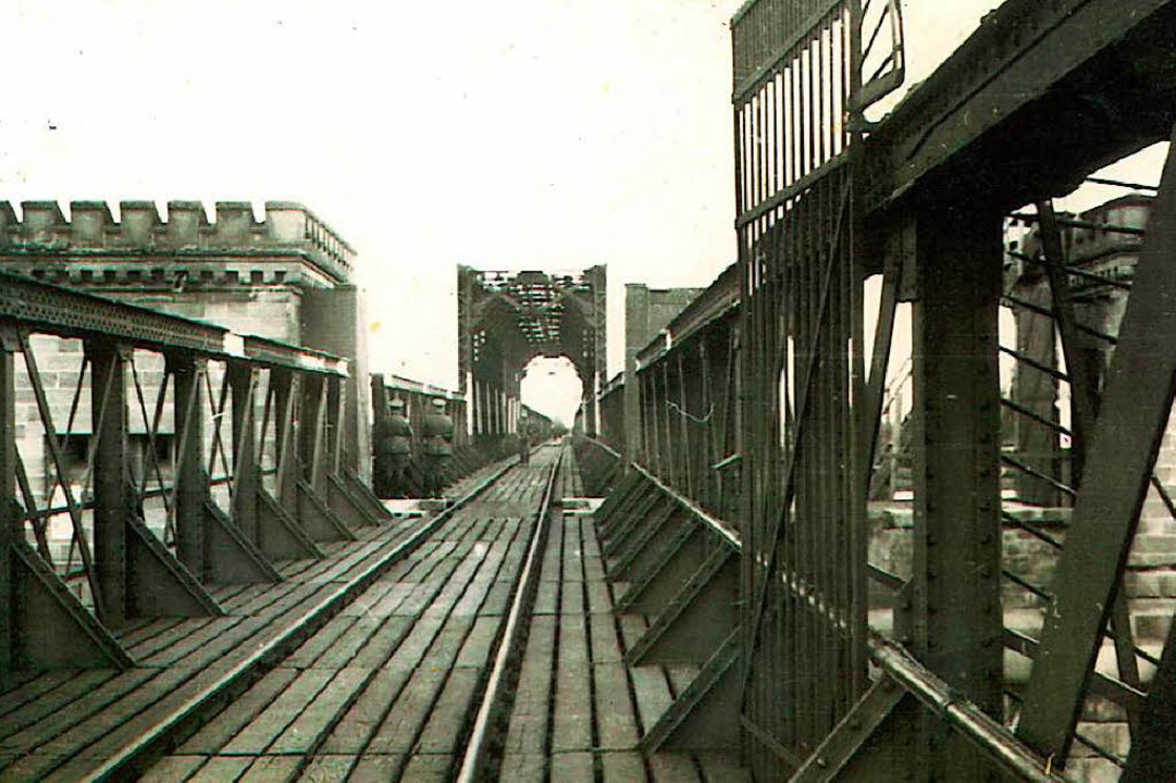 Bis 1945 fuhren die Zge zwischen Frei...e 1878 gebaute Breisacher Rheinbrcke.  | Foto: Stadtarchiv Breisach am Rhein