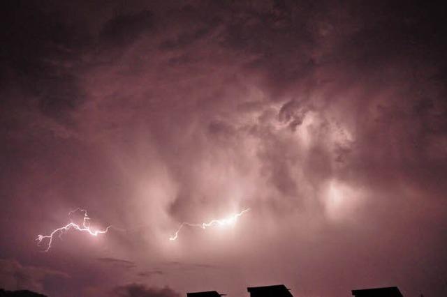 Eindrckliche Blitze erhellen Lrrach-Tumringen