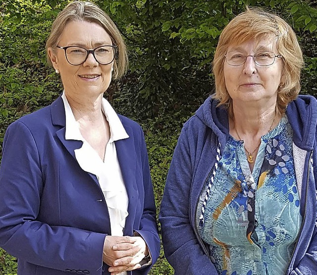 Jutta Simon (rechts) wurde fr 45 Jahr...es von Elisabeth Vario ausgezeichnet.   | Foto: Landratsamt