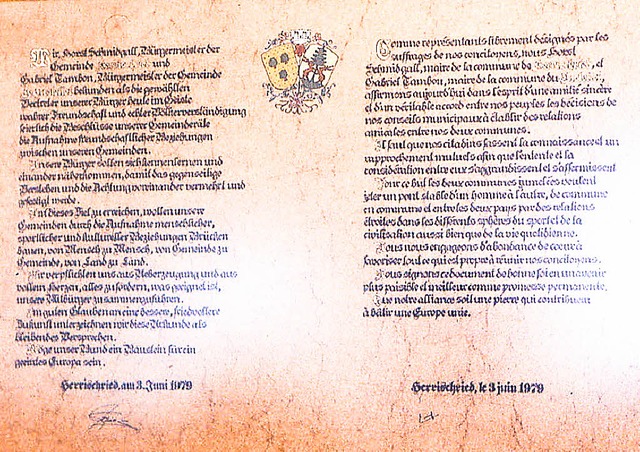 Mit dieser Urkunde wurde die Verschwis...gemeinde mit  Le Castellet besiegelt.   | Foto: Privat