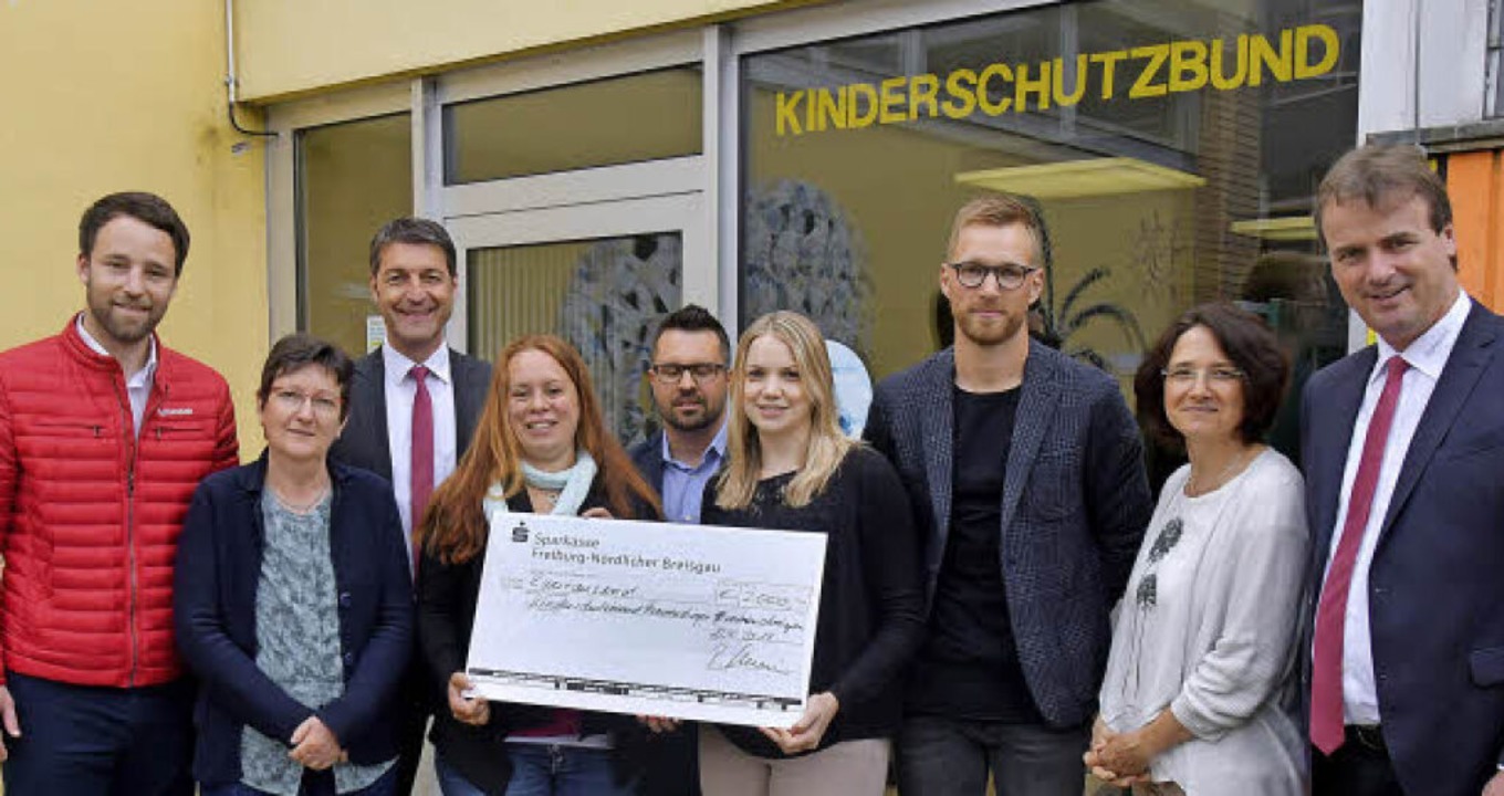 Freude ber die Spende: Michael Gleich...derschutzbund) und Bernhard Schmolck.   | Foto: Dieter ERggelet
