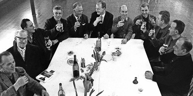 Das Bild zeigt Jubilare des Eisen- und...211; natrlich mit besagtem Glas Wein.  | Foto: Armin Mller
