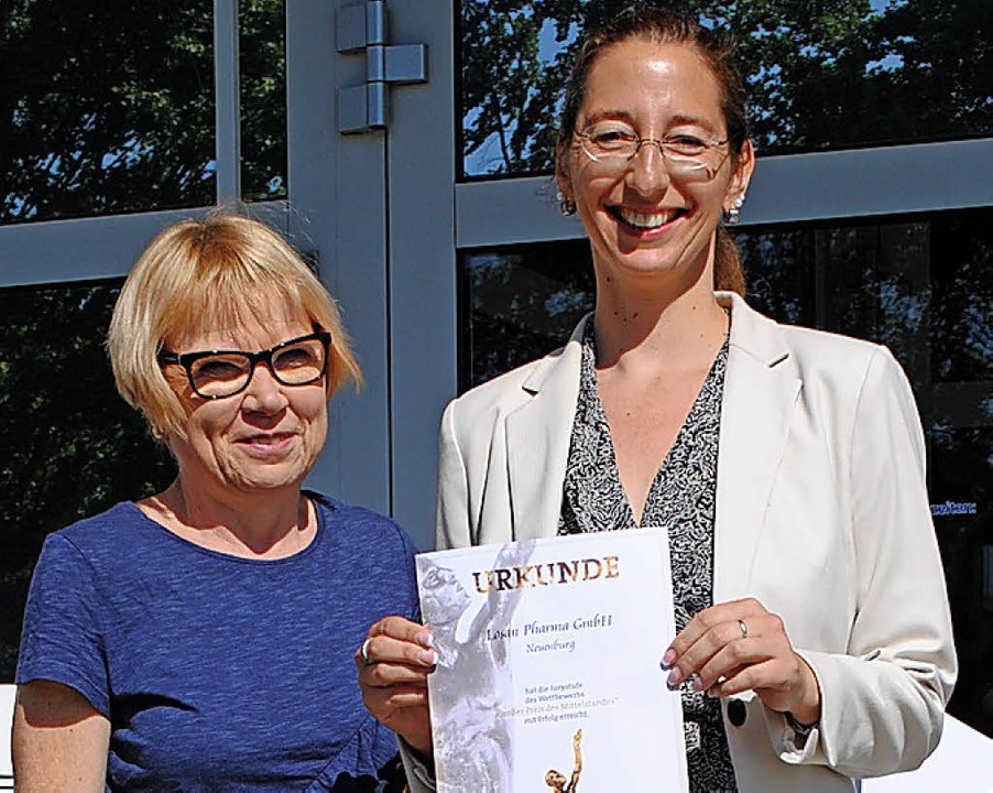 Tanja Eichler nimmt die Urkunde von Andrea Khne entgegen   | Foto: privat