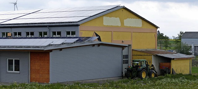 Diese Fassadenseite des Bauhofs muss n...emeinderat vergab jetzt die Arbeiten.   | Foto: Juliane Khnemund