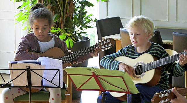 Zwei junge Musiker  des Mandolinenvereins beim  Vorspiel.   | Foto: Verein