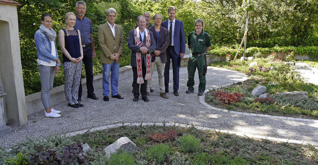 Gärtner pflegt das Grabfeld Schallstadt Badische Zeitung