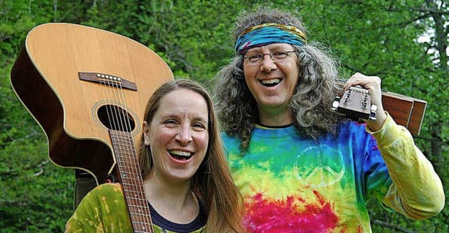 &#8222;Sing with us&#8220;: Tina &amp; Jo spielen vor der BZ-Redaktion.   | Foto: Kathrin Ganter