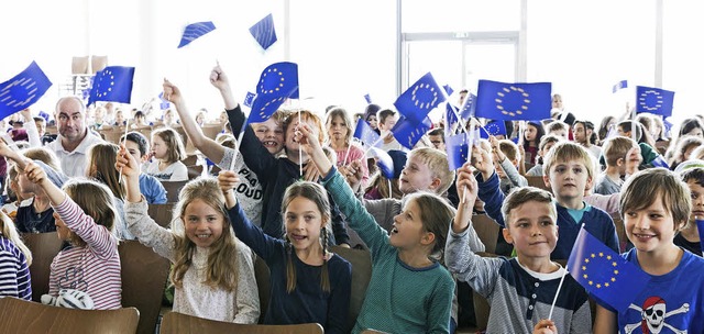 Jubelnd und Europa-Fhnchen schwenkend... Schler ihre Freunde aus Deutschland.  | Foto: Gabriele Zahn