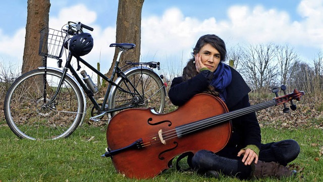 Ida Riegels mit ihrem Cello, das sie b...feuerroten Kasten auf dem Rcken trgt  | Foto: Privat