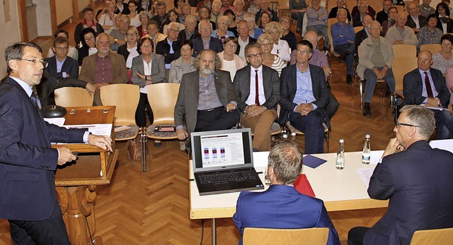 Mit rund 120 Besuchern im Brgerhaus R...tz bei der Vorstellung des Gutachtens.  | Foto: Adelbert Mutz