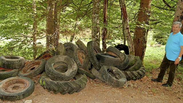 Kurt Priller fand eine Menge alter Traktorenreifen im Wald von Todtmoos.  | Foto: Hans-Dieter Folles