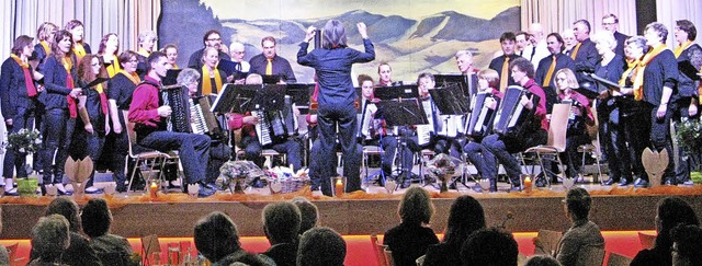 Gospel- und Mnnerchor traten auch zus... Harmonikaorchester auf der Bhne auf.  | Foto: Ulrike Spiegelhalter