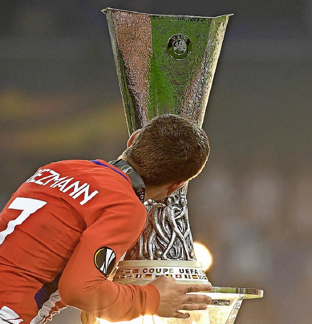 Ein Kuss fr den Pokal: der Franzose  Antoine Griezmann  | Foto: AFP