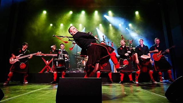 Mit Dudelsack und E-Gitarren rocken die Red Hot Chilli Pipers ganz Stadien.  | Foto: ZVG