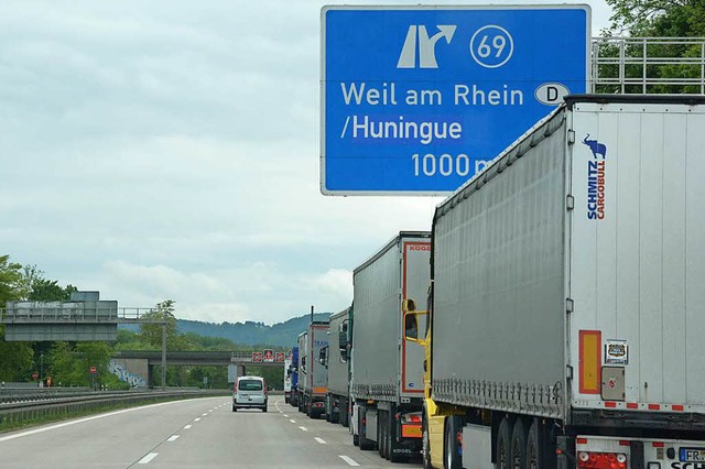 Wenn sich die Lkw auf der A5 vor dem W... mssen die Autofahrer langsam machen.  | Foto: Hannes Lauber