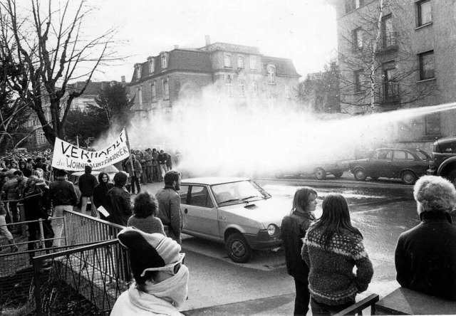 Eine Demonstration in Freiburg im Rahmen der Rumung des Schwarzwaldhofes 1981.  | Foto: Archiv soziale Bewegungen