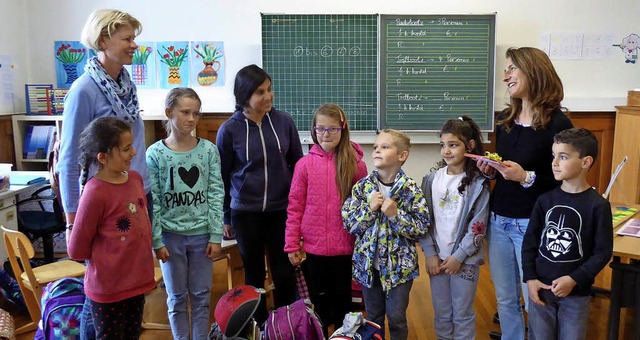 Rektorin Anja Plasa und die Kinder aus...ne Kempkes (links) fr ihren Einsatz.   | Foto: Paula Baumann