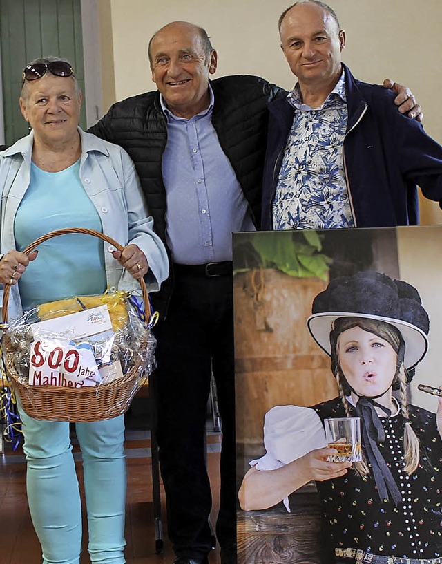 Brgermeister Dietmar Benz (rechts) br...Gastgeber in Malaucne Geschenke mit.   | Foto: Stadt Mahlberg