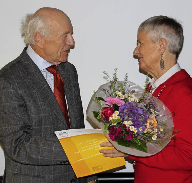 Prsident Norbert Nothhelfer  berreic...usragendes ehrenamtliches Engagement.   | Foto: FT