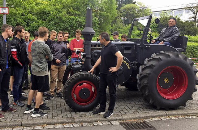 Elias Bergmann (Mitte) erlutert die F...opfmotors am Lanz-Traktor seines Opas.  | Foto: GHSE