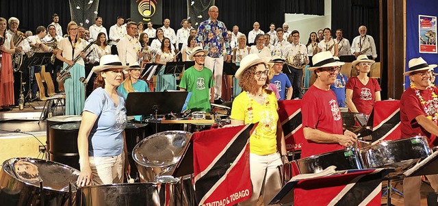 Die Kolberg Steelband zusammen mit der...elle bei der &#8222;Strandparty&#8220;  | Foto: Karin Hei