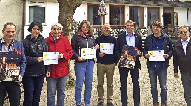 Auf dem Foto sind (von links): Dirk St...ig (Stadt Neuenburg),   Rudolf Kpfer   | Foto: volker Kull