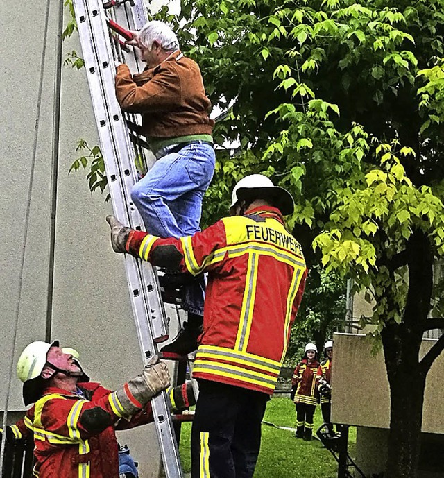 Rettung ber die Feuerwehrleiter aus der brennenden Dachgeschosswohnung   | Foto: Privat