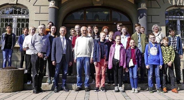 Besuch aus Russland: Junge Musikschle...ing die Gruppe im Neustdter Rathaus.   | Foto: Tanja Bury