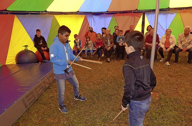 Jonglieren, balancieren, begeistern: D...end des Zirkusprojekts gelernt haben.   | Foto: Claudia Gempp