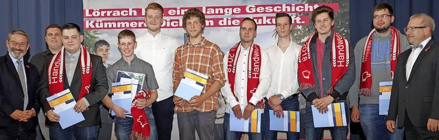 Die ausgezeichneten Gesellen, Zweiter ...dwerksmeister Michael Schwab (rechts)   | Foto: Hans-Jrgen Hege