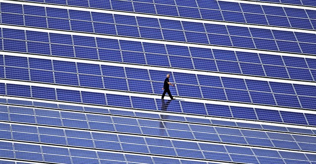 Die Photovoltaik-Anlagen auf den Dche...sheimer Schulzentrums sollen wachsen.   | Foto: Symbolfoto: DPA