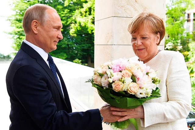 Freundliche Atmosphre herrschte zwischen Wladimir Putin und Angela Merkel.  | Foto: dpa