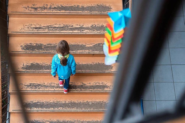 Viele Treppen in Schulen sind abgenutzt.   | Foto: dpa