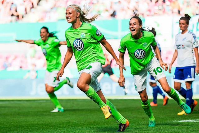 Die Frauen des VfL Wolfsburg holten 20...itel gegen Bayern Mnchen verteidigen?  | Foto: dpa