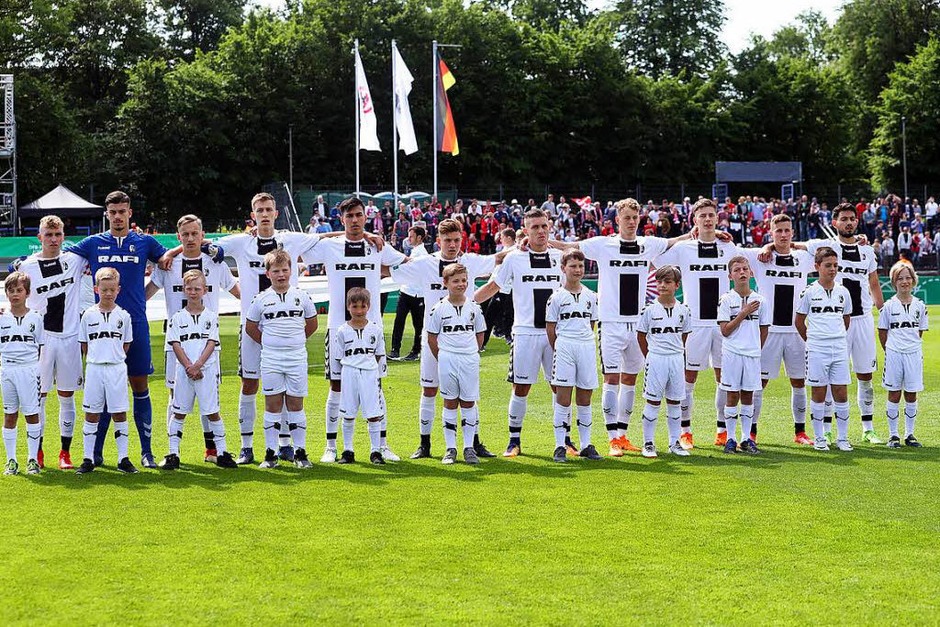 2:1 besiegen die A-Junioren des SC Freiburg den 1. FC Kaiserslautern und holen so den sechsten Freiburger Sieg in der Pokalgeschichte. (Foto: Ottmar Winter) 2:1 besiegen die A-Junioren des SC Freiburg den 1. FC Kaiserslautern und holen so den sechsten Freiburger Sieg in der Pokalgeschichte. (Foto: Ottmar Winter)