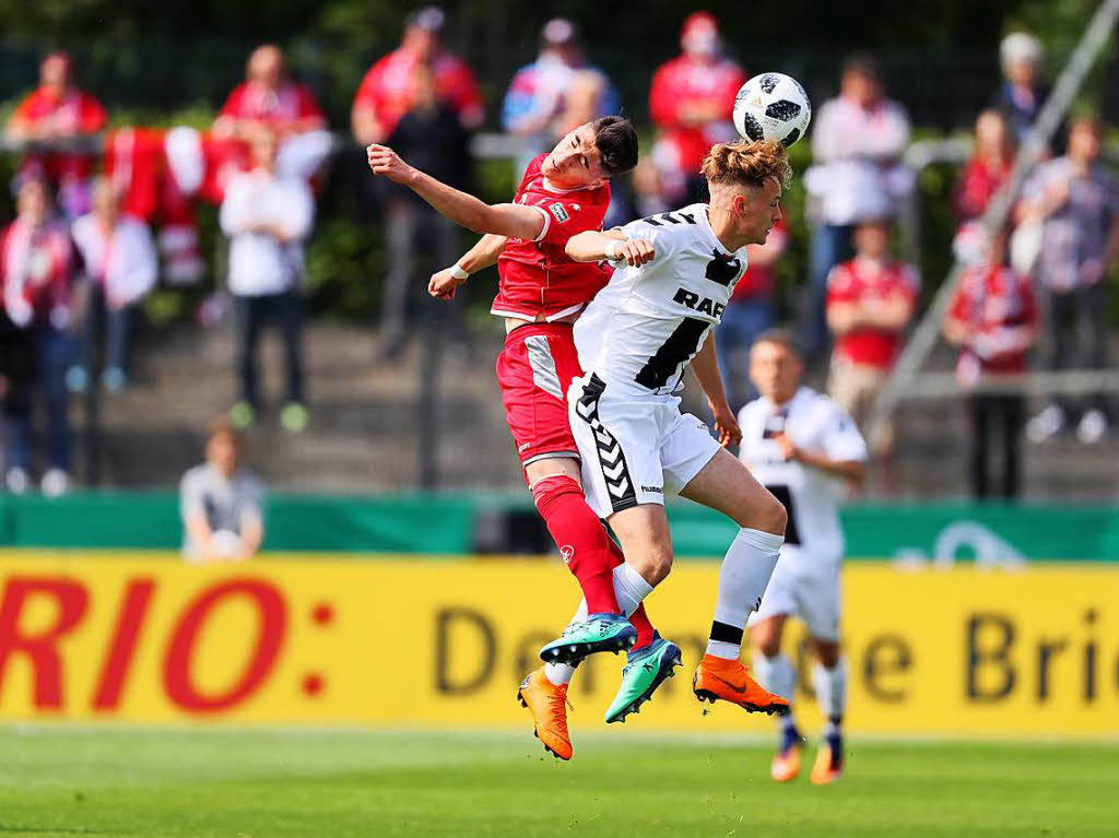 2:1 besiegen die A-Junioren des SC Freiburg den 1. FC Kaiserslautern und holen so den sechsten Freiburger Sieg in der Pokalgeschichte.
