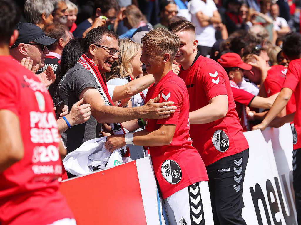 2:1 besiegen die A-Junioren des SC Freiburg den 1. FC Kaiserslautern und holen so den sechsten Freiburger Sieg in der Pokalgeschichte.