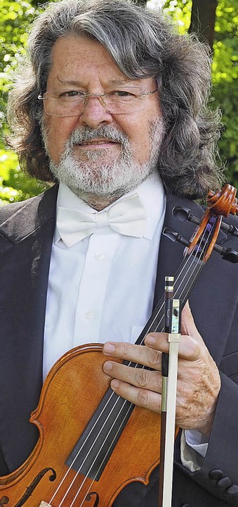 Tibor Szüts mit selbst gebauter Geige.  | Foto:  Kur- und Bäder Gmbh