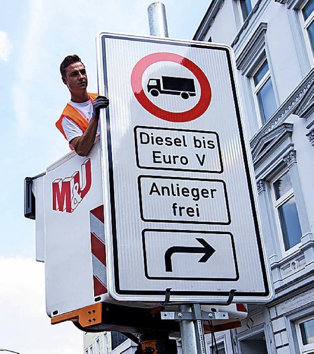Hamburg verhängt wohl Fahrverbote, in Freiburg werden sie noch geprüft.  | Foto:  dpa
