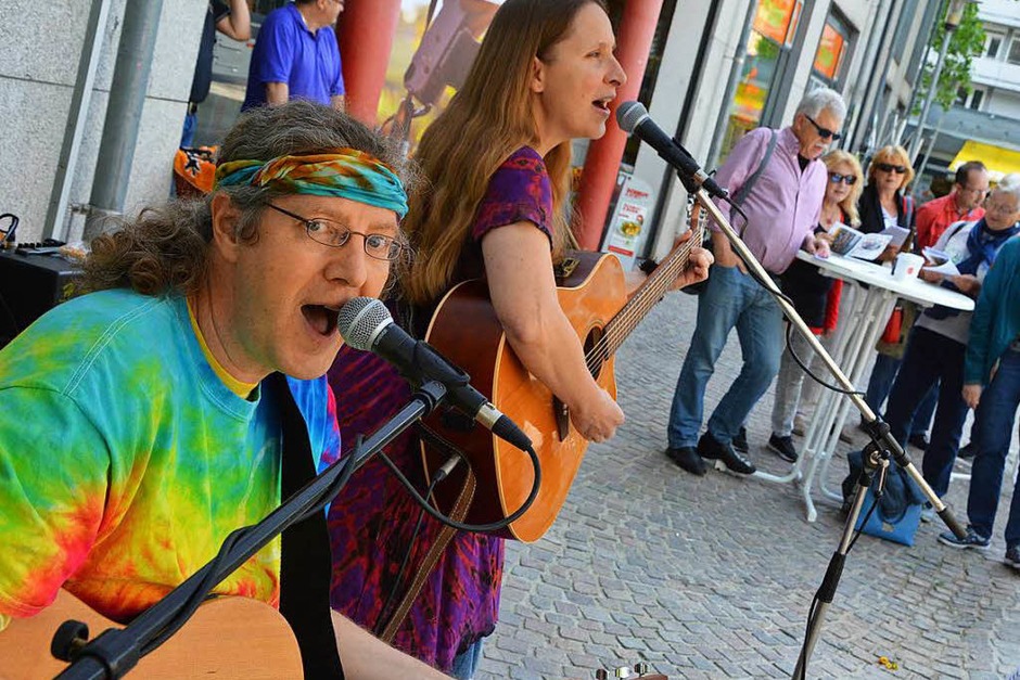 Sing with us! mit Tina & Jo bei der BZ Lörrach auf dem Marktplatz zur Aktion Dreimatland - Der BZ-Regiokompass (Foto: Barbara Ruda) Sing with us! mit Tina & Jo bei der BZ Lörrach auf dem Marktplatz zur Aktion Dreimatland - Der BZ-Regiokompass (Foto: Barbara Ruda)
