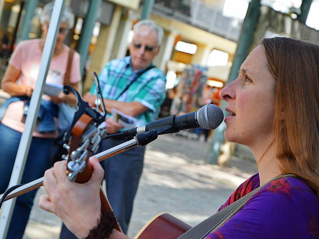 Sing with us!  mit Tina & Jo bei der BZ Lrrach auf dem Marktplatz zur  Aktion Dreimatland  - Der BZ-Regiokompass