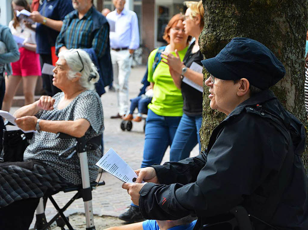 Sing with us!  mit Tina & Jo bei der BZ Lrrach auf dem Marktplatz zur  Aktion Dreimatland  - Der BZ-Regiokompass