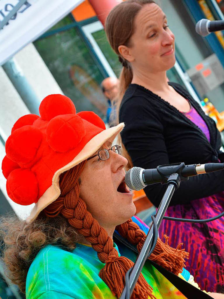 Sing with us!  mit Tina & Jo bei der BZ Lrrach auf dem Marktplatz zur  Aktion Dreimatland  - Der BZ-Regiokompass