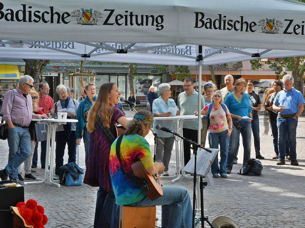 Sing with us!  mit Tina & Jo bei der BZ Lrrach auf dem Marktplatz zur  Aktion Dreimatland  - Der BZ-Regiokompass