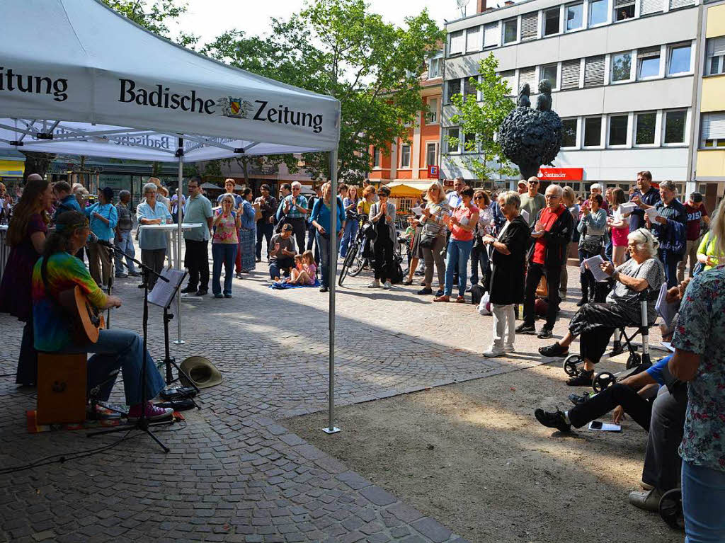 Sing with us!  mit Tina & Jo bei der BZ Lrrach auf dem Marktplatz zur  Aktion Dreimatland  - Der BZ-Regiokompass