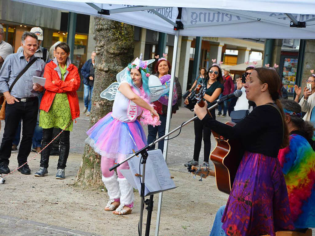 Sing with us!  mit Tina & Jo bei der BZ Lrrach auf dem Marktplatz zur  Aktion Dreimatland  - Der BZ-Regiokompass