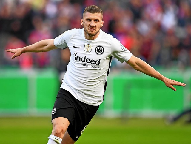 Strzte die Eintracht in einen Freuden...te Rebic traf zwei Mal fr Frankfurt.   | Foto:  DPA