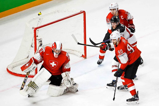 Nach einem sensationellen Sieg ber Ka...ie Schweiz im Finale der Eishockey-WM.  | Foto: dpa