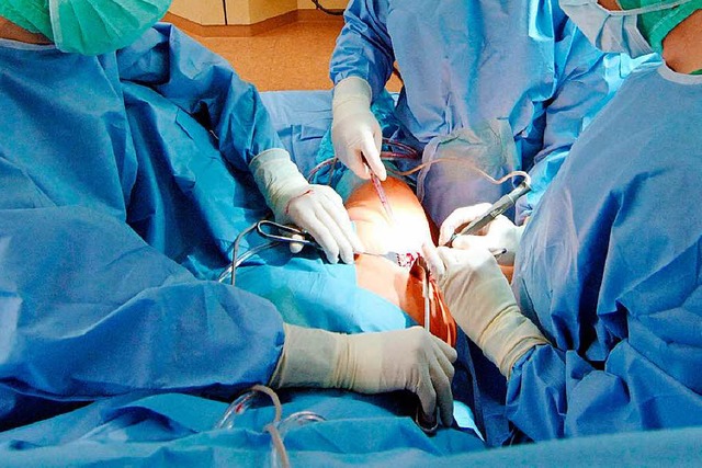 Operation an einem Hftgelenk (Symbolfoto).  | Foto: dpa