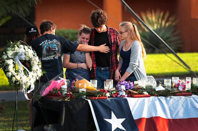 Schler der Santa Fe High School bei einer Trauerfeier nach dem Schulmassaker.  | Foto: AFP